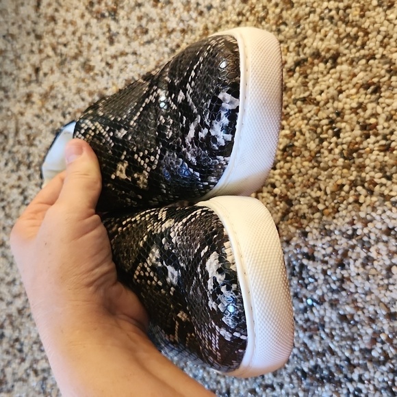 Kenneth Cole New York, Kam slide on,size 9, snake print sneakers - Picture 2 of 8
